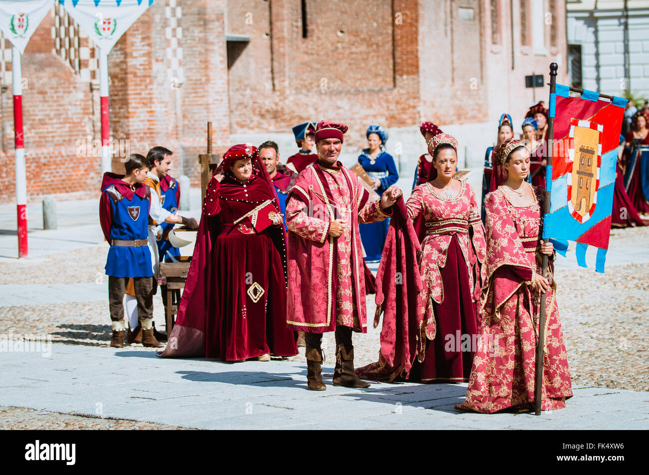 Asti, Italia - 16 Settembre 2012: Processione di artisti di strada in costume medievale sfilano in Palio di Asti. Un gruppo di Foto Stock