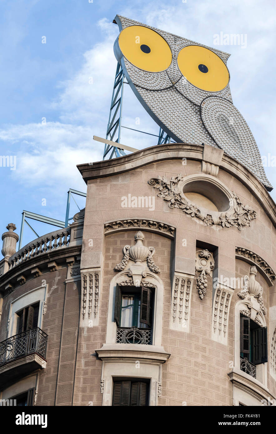 Il vecchio segno figura gufo in edificio con facciata , Plaça de Jacint Verdaguer, Barcellona. Foto Stock