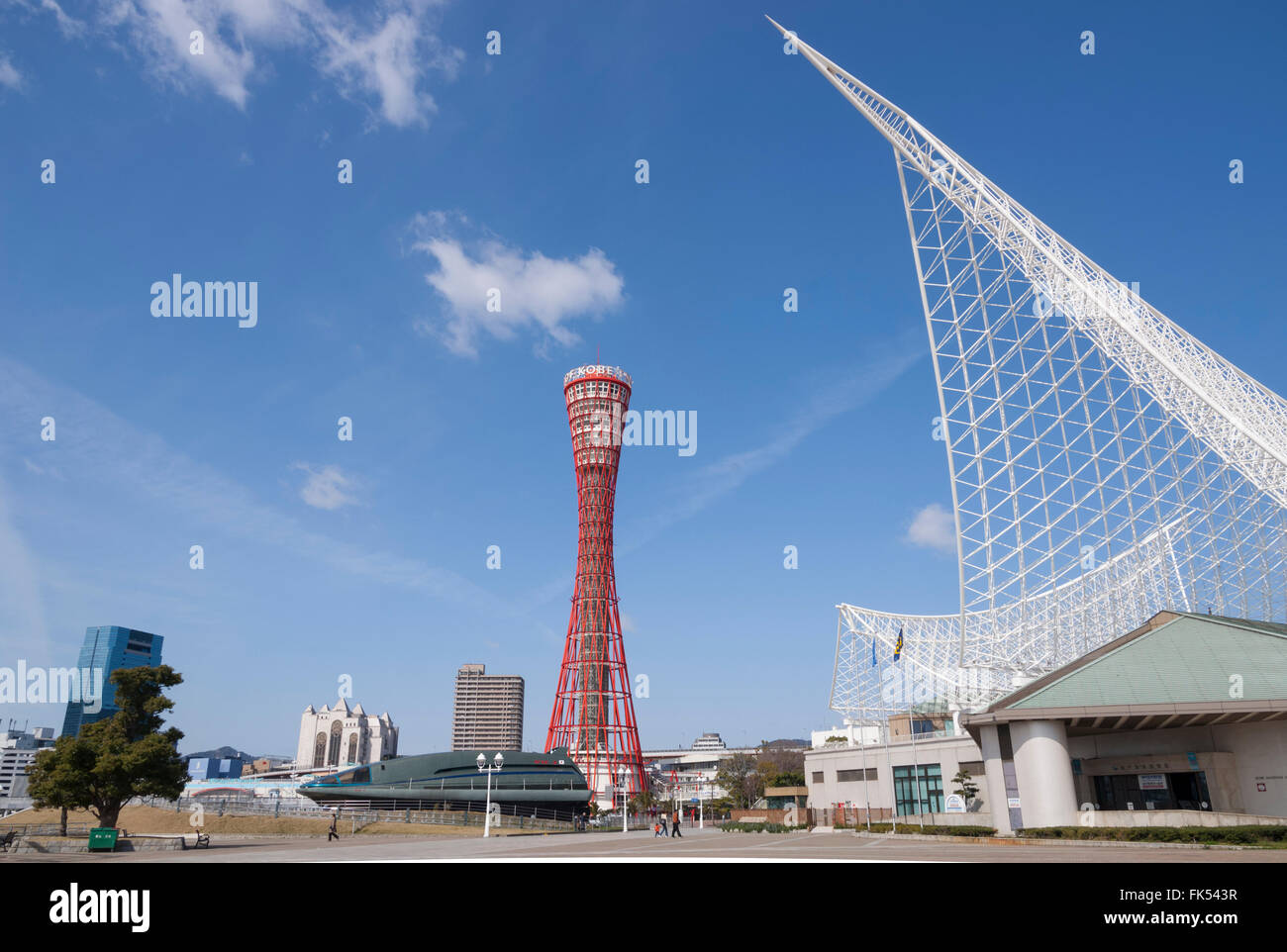Giappone Central Honshu Kansai porto di Kobe Meriken park view con il Kobe Maritime Museum e Torre di Porto Foto Stock