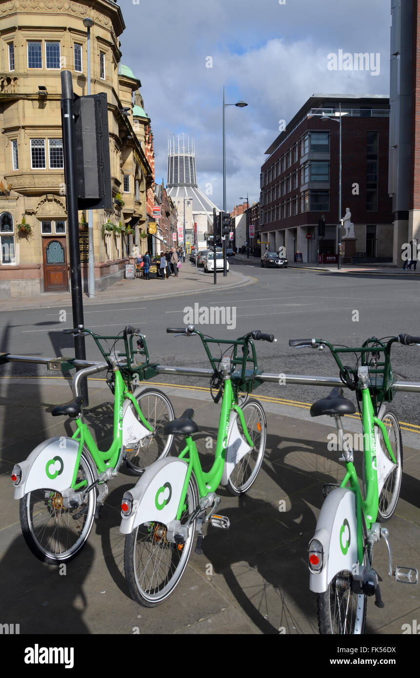 Citybike cycle hire scheme, Liverpool, marzo 2016, cattedrale cattolica in background Foto Stock