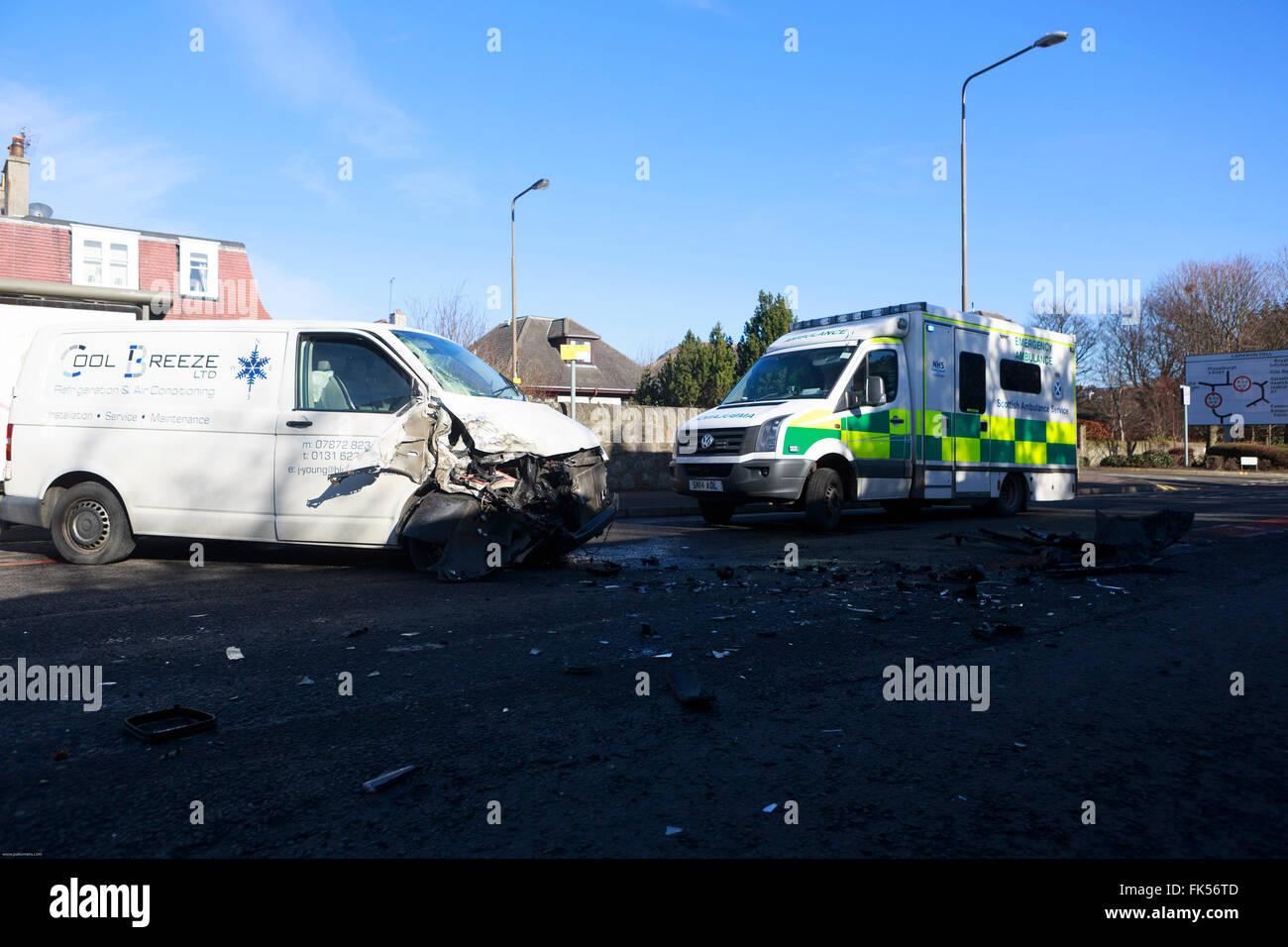 Edimburgo, Scozia, Regno Unito. 07Th Mar, 2016. Una RTA rallenta la mattina i pendolari nei pressi di Cameron Toll Shopping Center. L'incidente è accaduto quando un furgone bianco chiuso fino al di sotto di un autocarro. Il conducente in van è stata presa per il nuovo Edinburgh Royal Infirmary. Credito: pak@ Mera/Alamy Live News Foto Stock