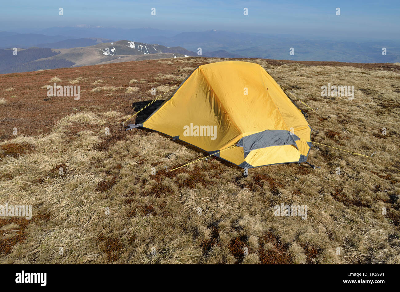 Alba in primavera montagne e illuminazione gialla tenda Foto Stock