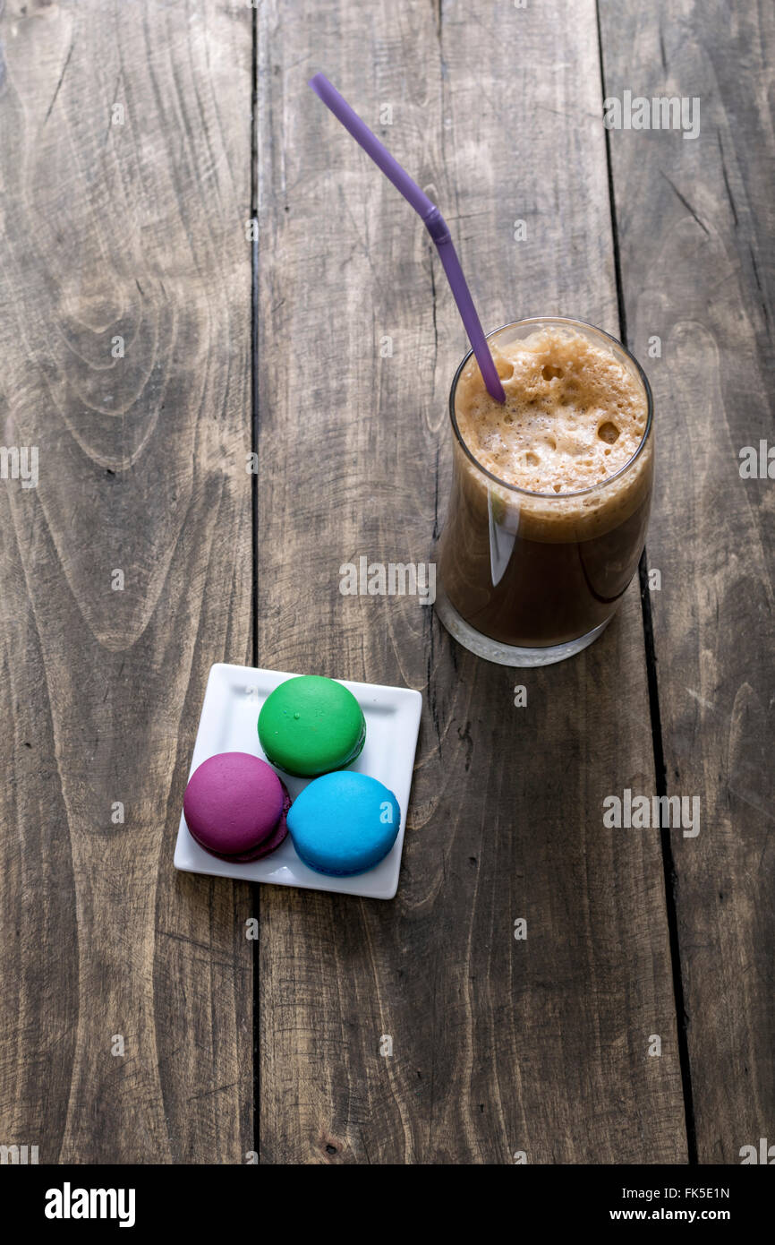 Macaron cookies e caffè sul tavolo, dal di sopra Foto Stock