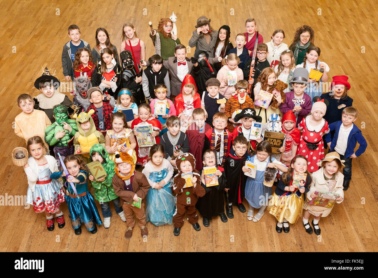 Gli alunni in fancy dress costume di una scuola primaria nel Regno Unito per celebrare la Giornata Mondiale del libro. Foto Stock