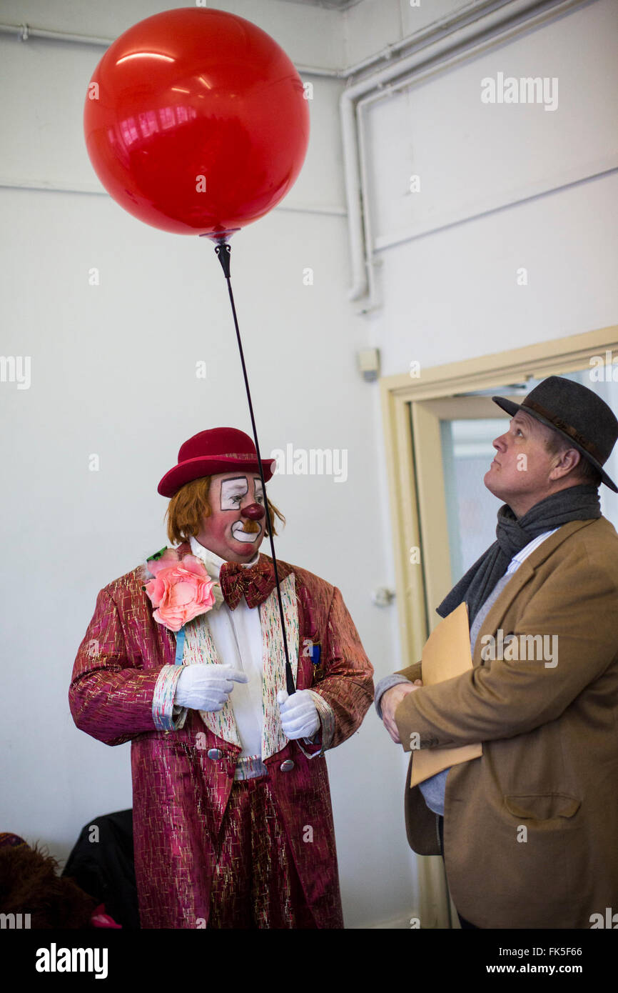 In occasione del settantesimo clown annuale servizio presso la Chiesa di Tutti i Santi a Londra il 07 febbraio 2016. I clown si sono riuniti presso la chiesa per ricordare Giuseppe Grimaldi, il famoso clown inglese vissuto tra il 1778-1837. Foto Stock