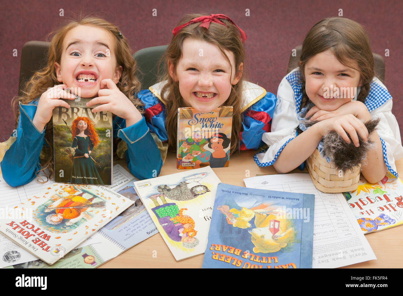 Gli alunni in fancy dress costume di una scuola primaria nel Regno Unito per celebrare la Giornata Mondiale del libro. Foto Stock