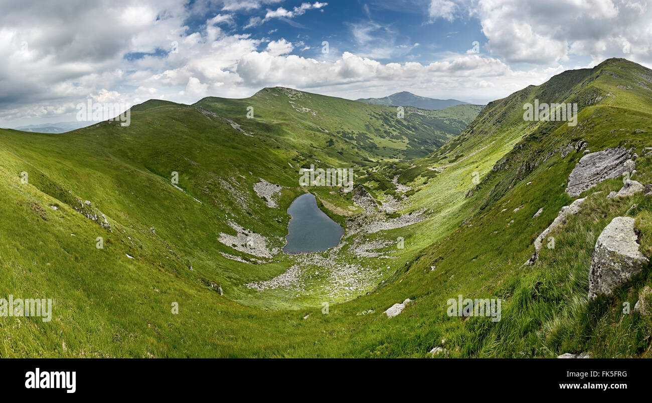 Brebeneskul Lago (1800 m). Uno dei più alti laghi di montagna in Ucraina Foto Stock