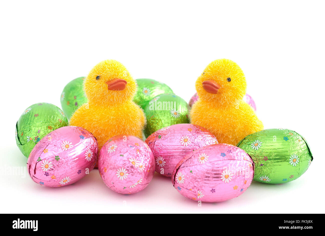 Due piccoli pulcini e uova di pasqua Foto Stock