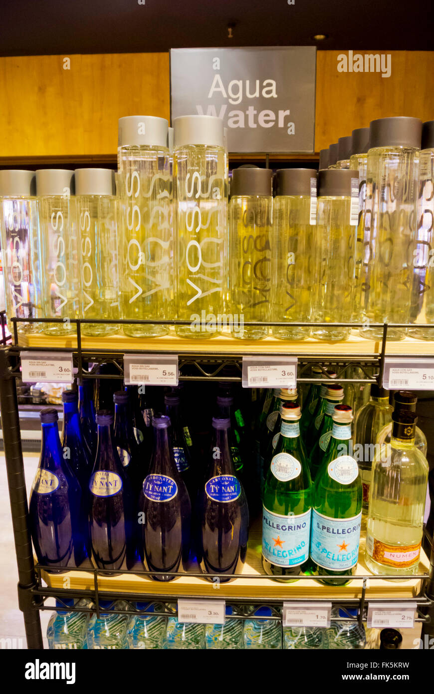 Acqua in bottiglia, esperienza gourmet, top-piano food court e negozio di generi alimentari, El Corte Ingles, Malaga, Andalusia, Spagna Foto Stock