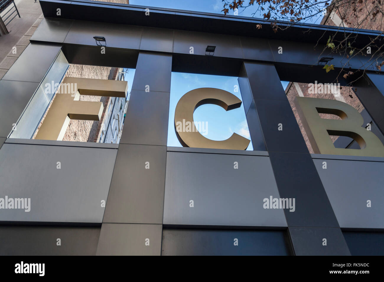 Dettaglio facciata segno FCB, Football Club Barcelona, Barcelona. Foto Stock