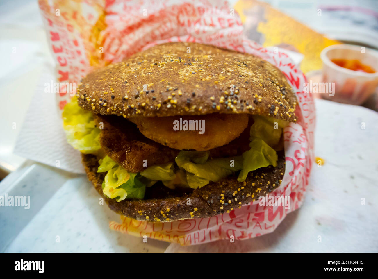 Segale hamburger con patatine fritte, Hesburger, finlandese un ristorante fast food, Turku, Finlandia Foto Stock