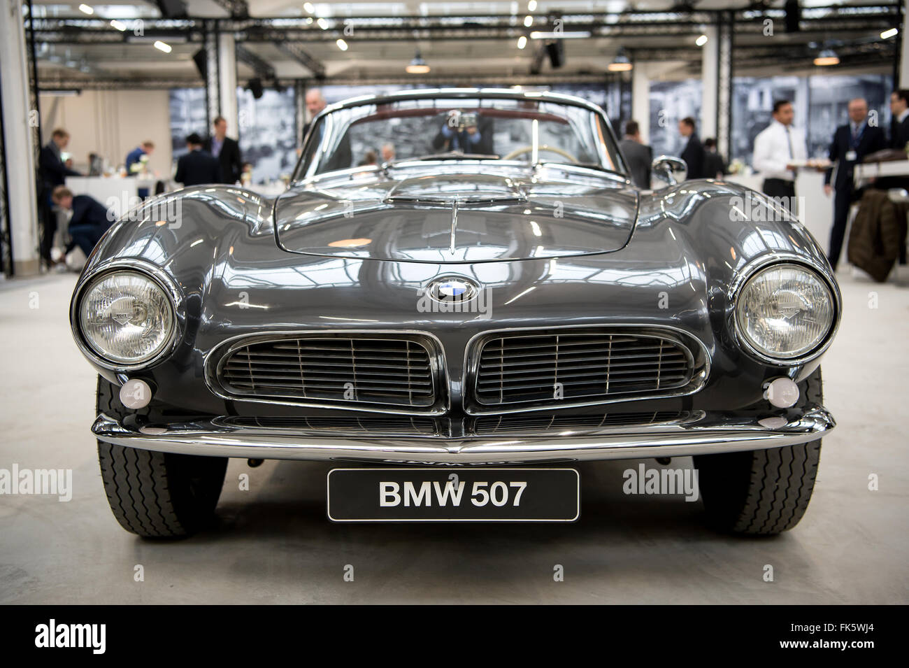 Monaco di Baviera, Germania. 07Th Mar, 2016. Una BMW 507 dal 1959 può essere visto nel corso di una conferenza stampa a sevizi BMW a Monaco di Baviera, Germania, 07 marzo 2016. La Bayrische Flugzeugwerke del costruttore di aeromobili è stata fondata il 07 marzo 1916 e in seguito divenne la Bayrische Motoren Werke (bavarese motore lavora) - BMW. Foto: SVEN HOPPE/dpa/Alamy Live News Foto Stock