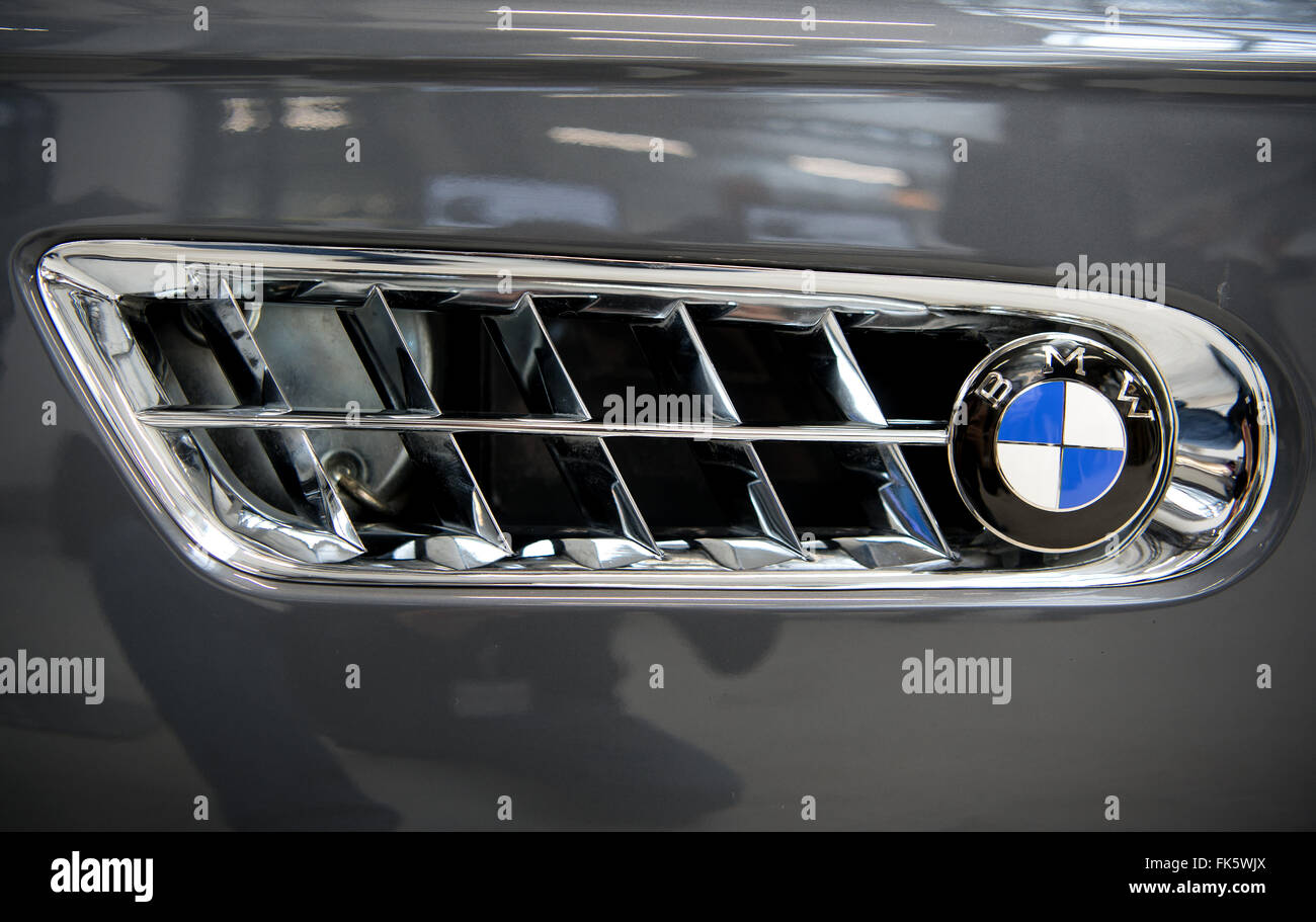 Monaco di Baviera, Germania. 07Th Mar, 2016. Una BMW 507 dal 1959 può essere visto nel corso di una conferenza stampa a sevizi BMW a Monaco di Baviera, Germania, 07 marzo 2016. La Bayrische Flugzeugwerke del costruttore di aeromobili è stata fondata il 07 marzo 1916 e in seguito divenne la Bayrische Motoren Werke (bavarese motore lavora) - BMW. Foto: SVEN HOPPE/dpa/Alamy Live News Foto Stock