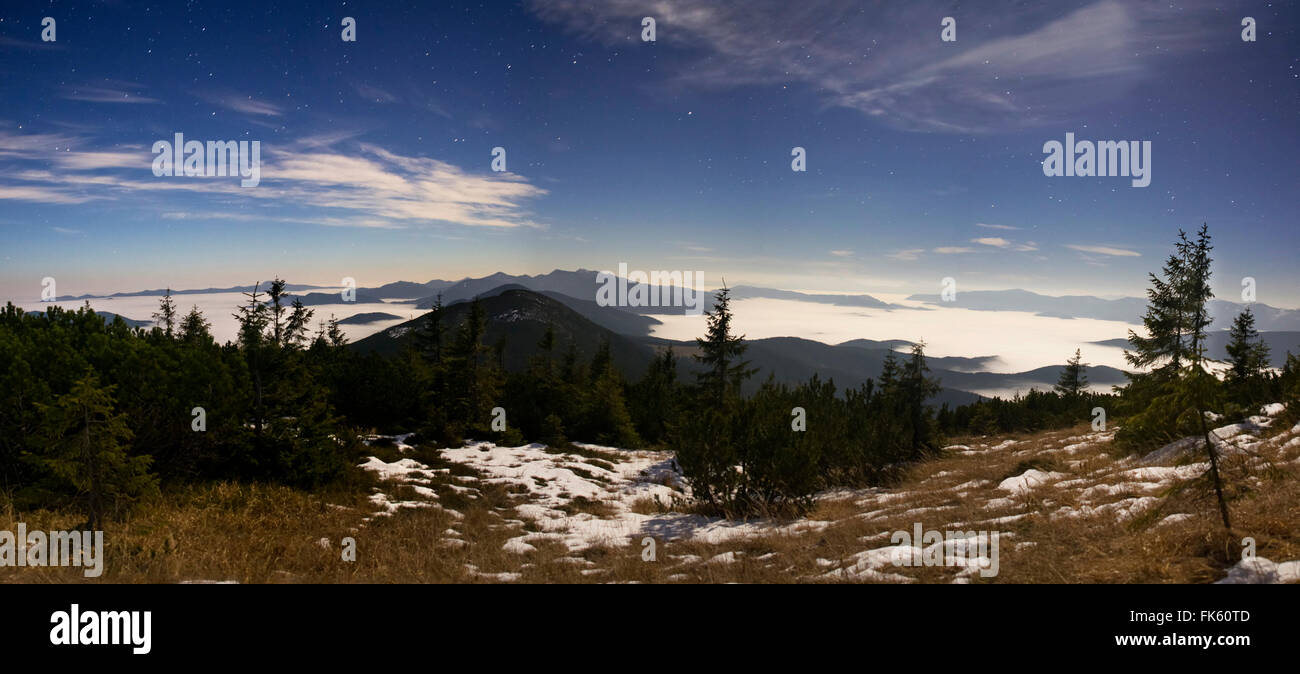 Autunno tenebrologo con stelle, montagne e foreste. Le montagne dei Carpazi. L'Ucraina Foto Stock