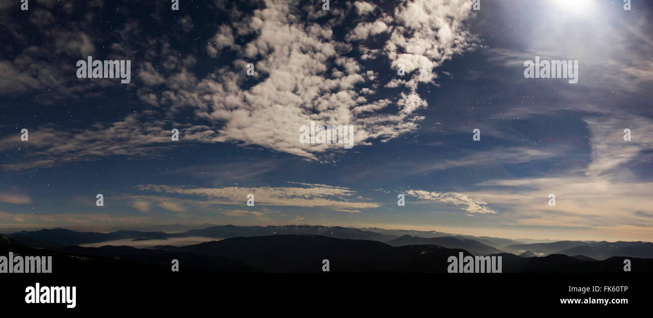 Notte Blu cielo con stelle, spostando le nuvole e il panorama delle montagne. Nei Carpazi. L'Ucraina Foto Stock