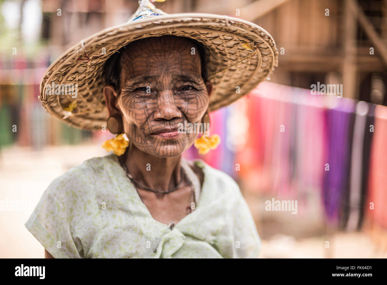 Tatuato donna di una tribù mento village, Stato Chin Stato, Myanmar (Birmania), Asia Foto Stock