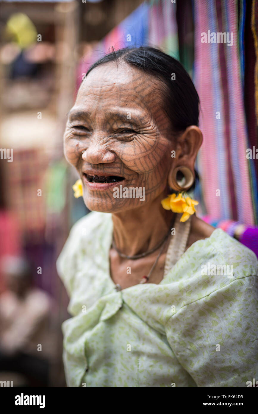 Tatuato donna di una tribù mento village, Stato Chin Stato, Myanmar (Birmania), Asia Foto Stock