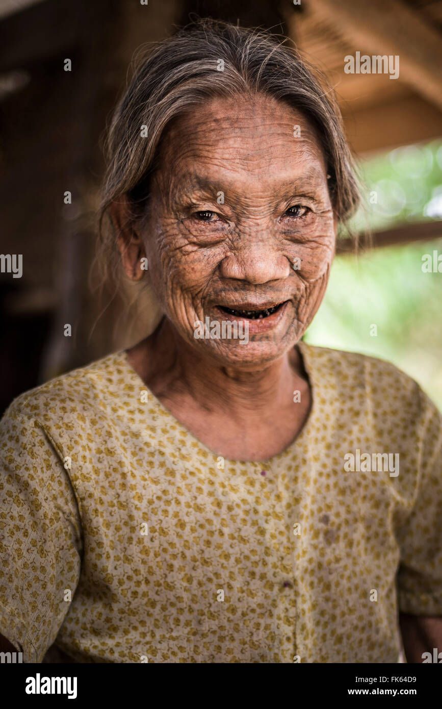 Tatuato donna di una tribù mento village, Stato Chin Stato, Myanmar (Birmania), Asia Foto Stock