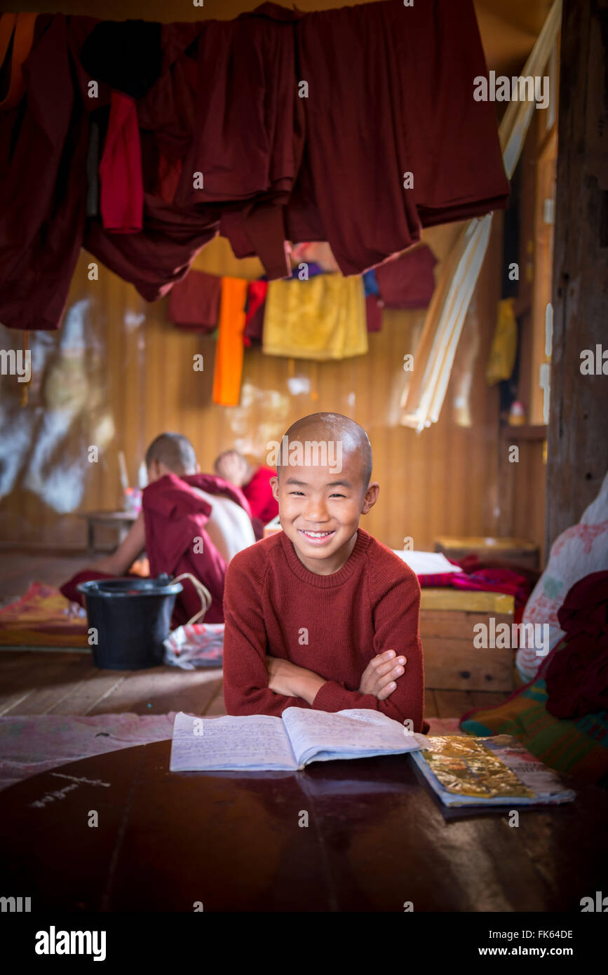 Il debuttante monaco buddista in un monastero buddista a Lago Inle, Stato Shan, Myanmar (Birmania), Asia Foto Stock