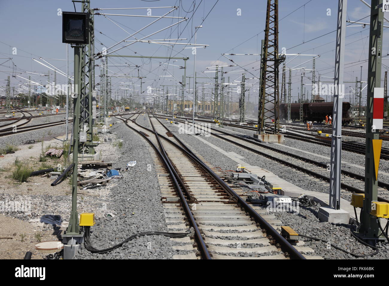 Vista sopra i binari della stazione principale di Lipsia (Germania) nella direzione del treno in arrivo Foto Stock