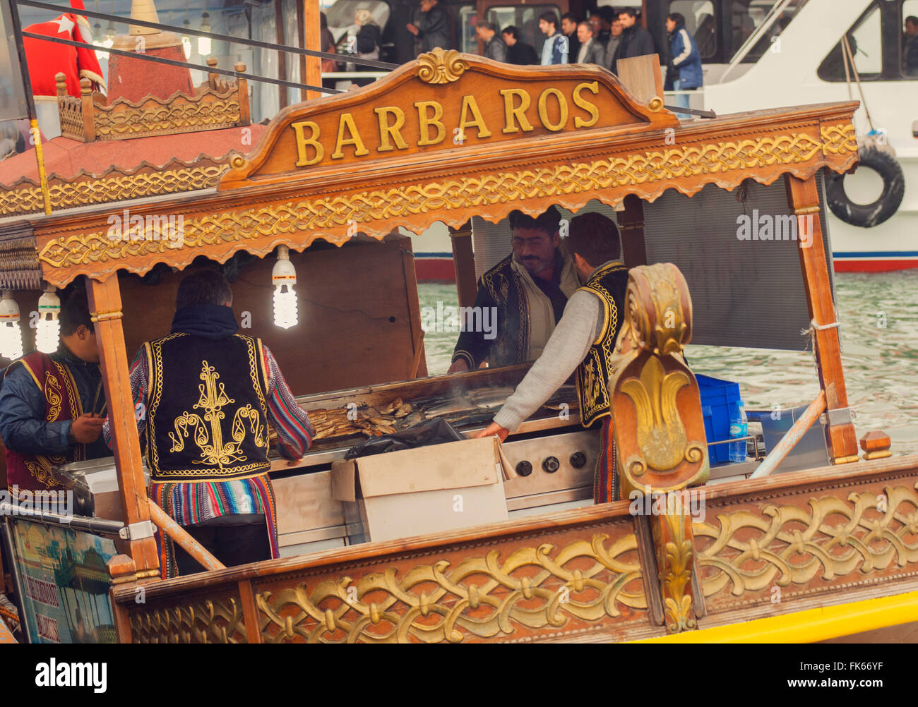 Floating cibi tradizionali bancarelle sul Bosforo, Istanbul, Turchia, Europa Foto Stock