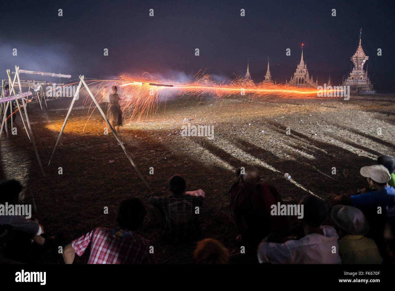 Mrauk U, sparando un razzo a Monaco la bara di sterco di BWE Festival, Stato di Rakhine, Myanmar (Birmania), Asia Foto Stock