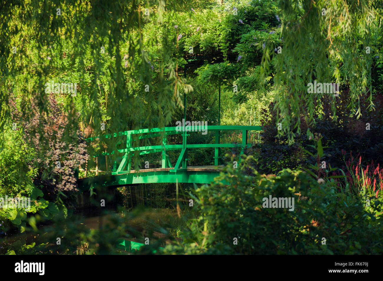 Il famoso ponte sul laghetto di gigli in Monet, giardino di Giverny, Eure, Francia, Europa Foto Stock