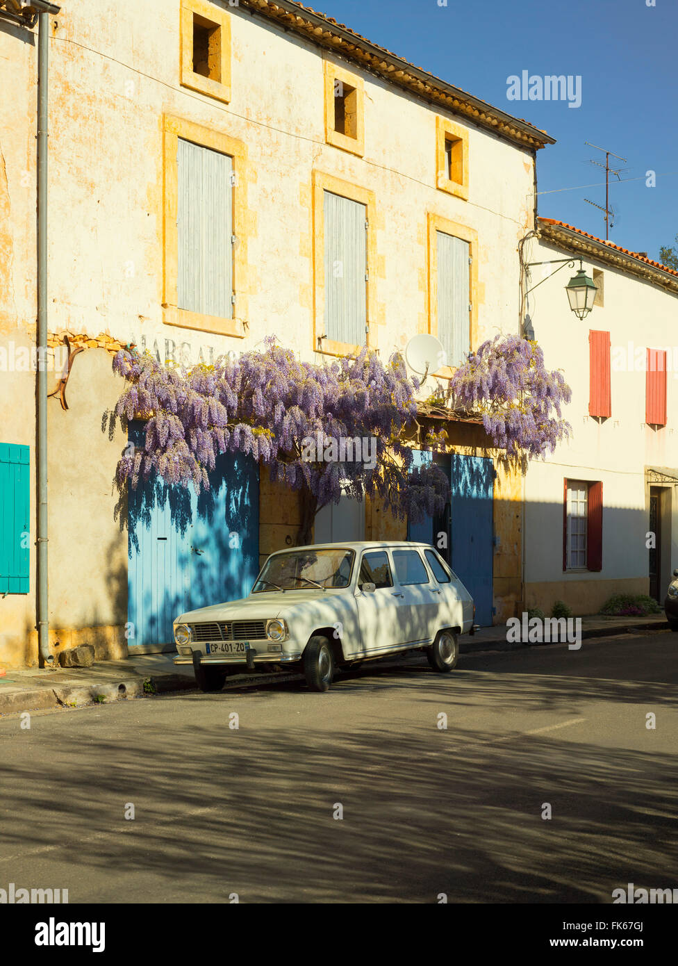 Classic vettura francese e il glicine, Lacapelle Biron, Lot-et-Garonne, Francia, Europa Foto Stock