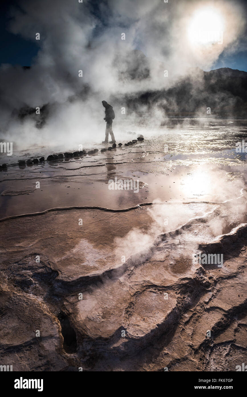 Turistico a El Tatio Geyser (geyser del Tatio), il più grande campo di geyser nell'emisfero meridionale, il Deserto di Atacama, Cile Foto Stock