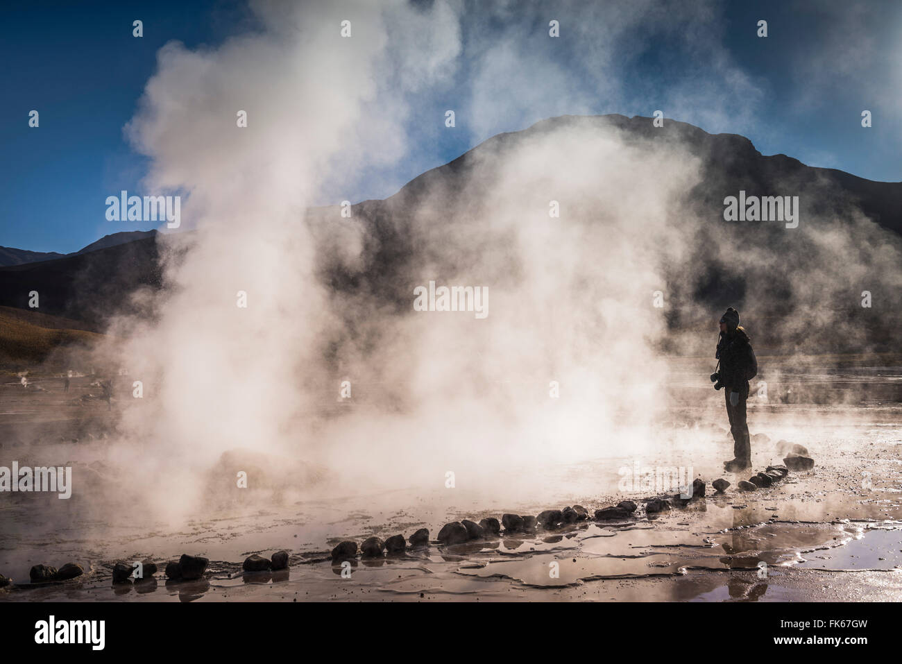 Turistico a El Tatio Geyser (geyser del Tatio), il più grande campo di geyser nell'emisfero meridionale, il Deserto di Atacama, Cile Foto Stock