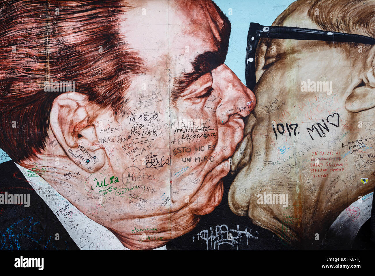 Dipinto di Dimitry Vrubel di Brezhnev kissing Honecker presso il Muro di Berlino, la East Side Gallery, Friedrichshain di Berlino Foto Stock