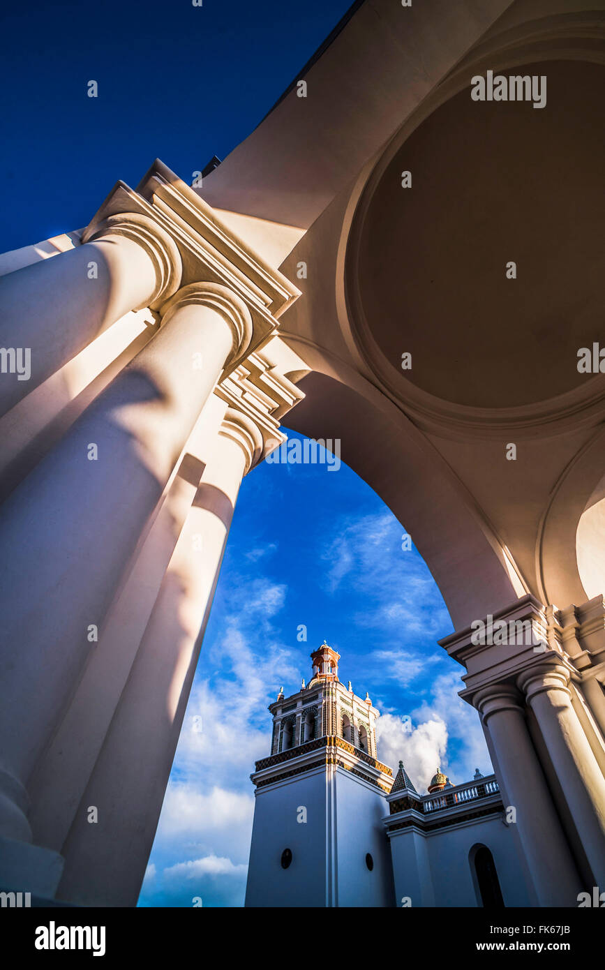 Cattedrale di Copacabana (Basilica di Nostra Signora di Copacabana) al tramonto, Copacabana, Bolivia, Sud America Foto Stock