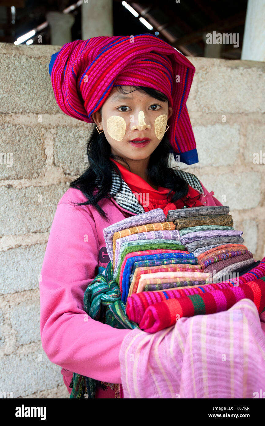 Ragazza giovane con thanaka incollare sul suo viso, vendendo sciarpe e parei a Nyaung Monastero di quercia, Indein, Lago Inle, stato Shan Foto Stock