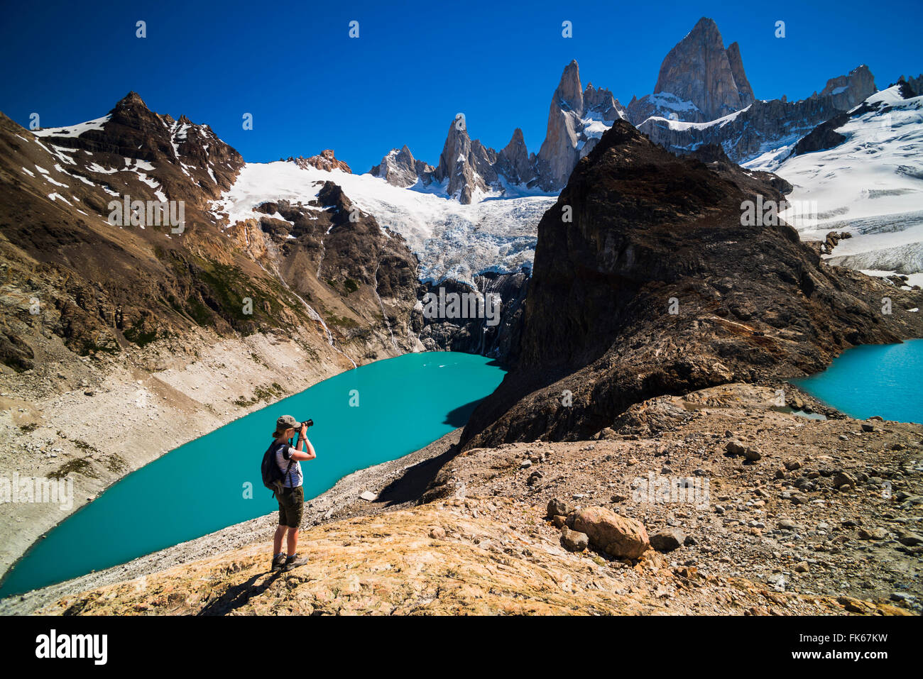 Escursionista prendendo una foto del monte Fitz Roy (Cerro Chalten), El Chalten, Patagonia, Argentina, Sud America Foto Stock