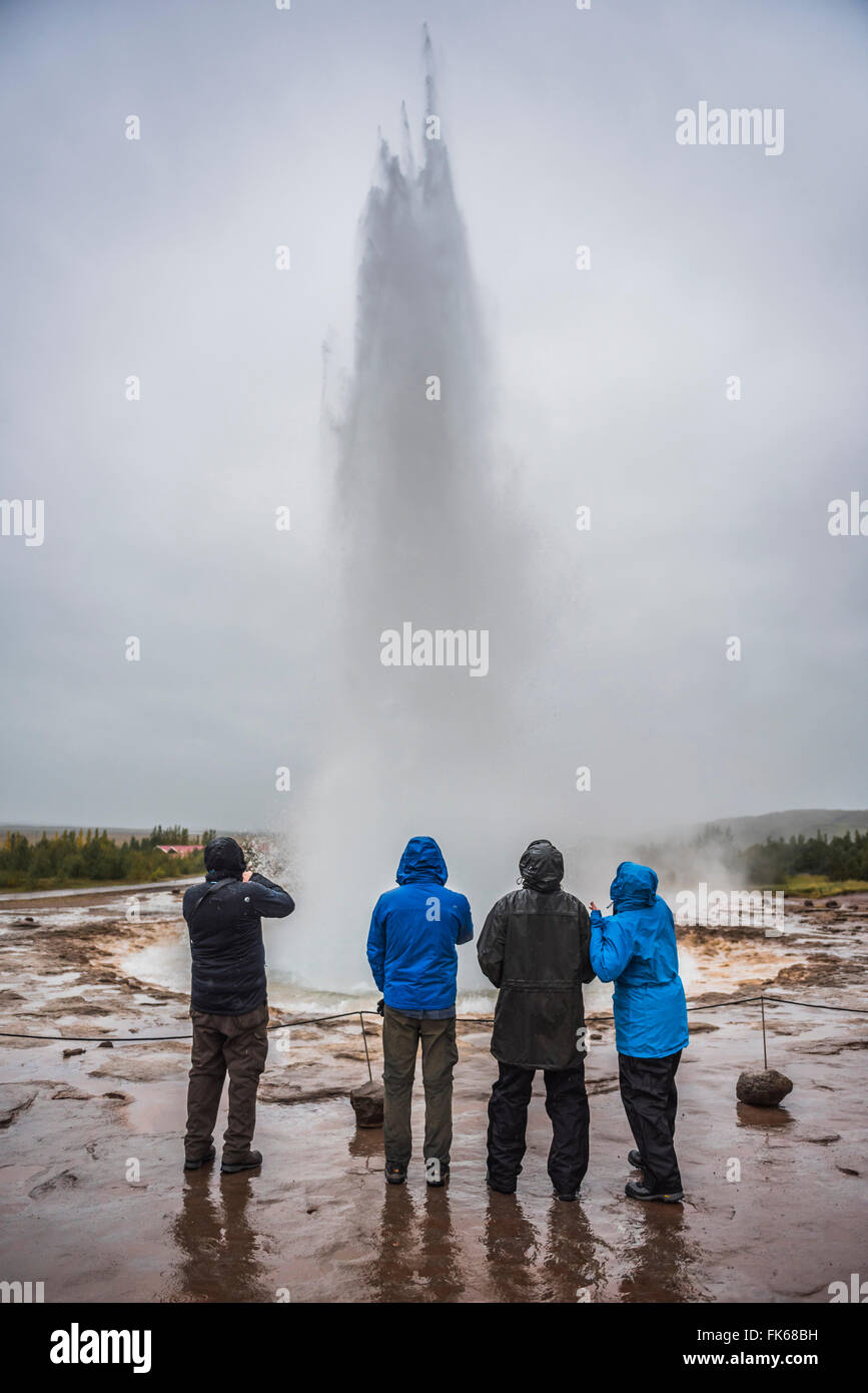 I turisti a guardare Strokkur Geyser eruttano, Geysir, il Golden Circle, Islanda, regioni polari Foto Stock