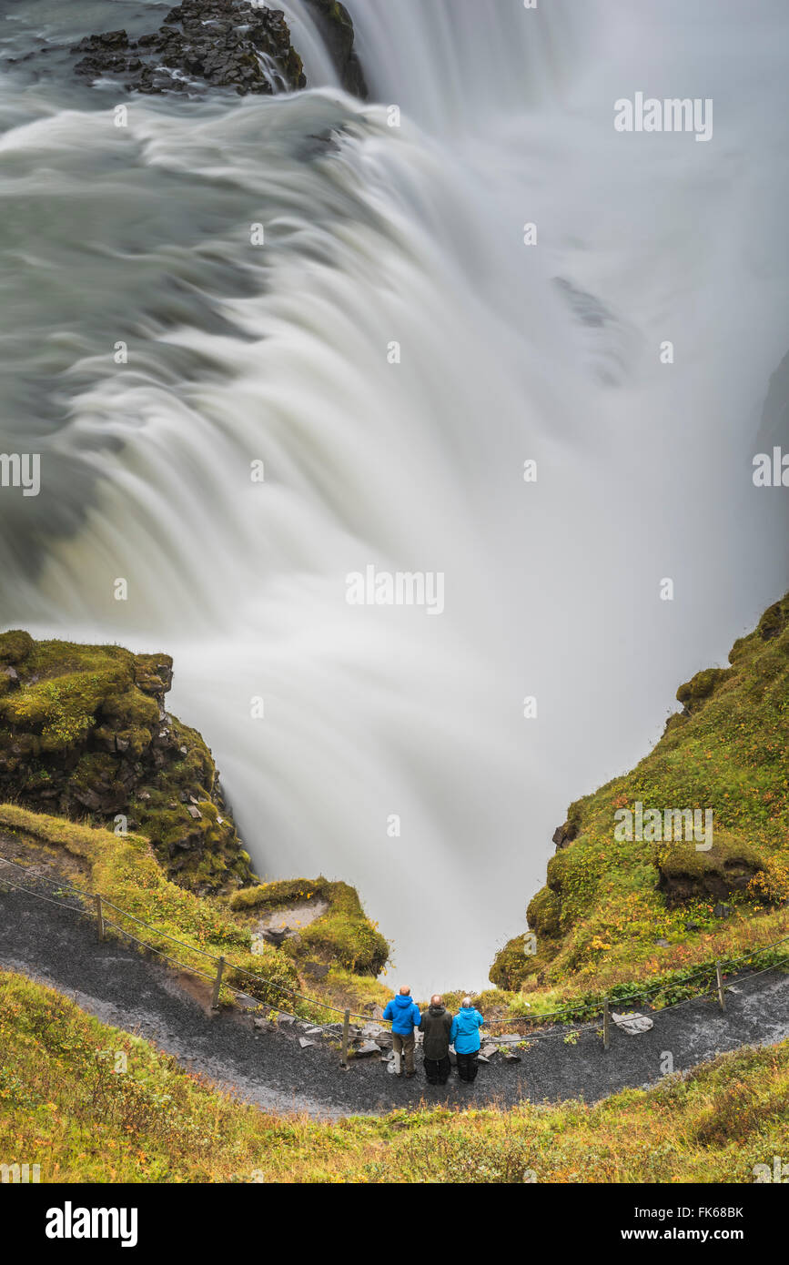 La famiglia a Gullfoss cascata nel canyon del fiume Hvita, il Golden Circle, Islanda, regioni polari Foto Stock