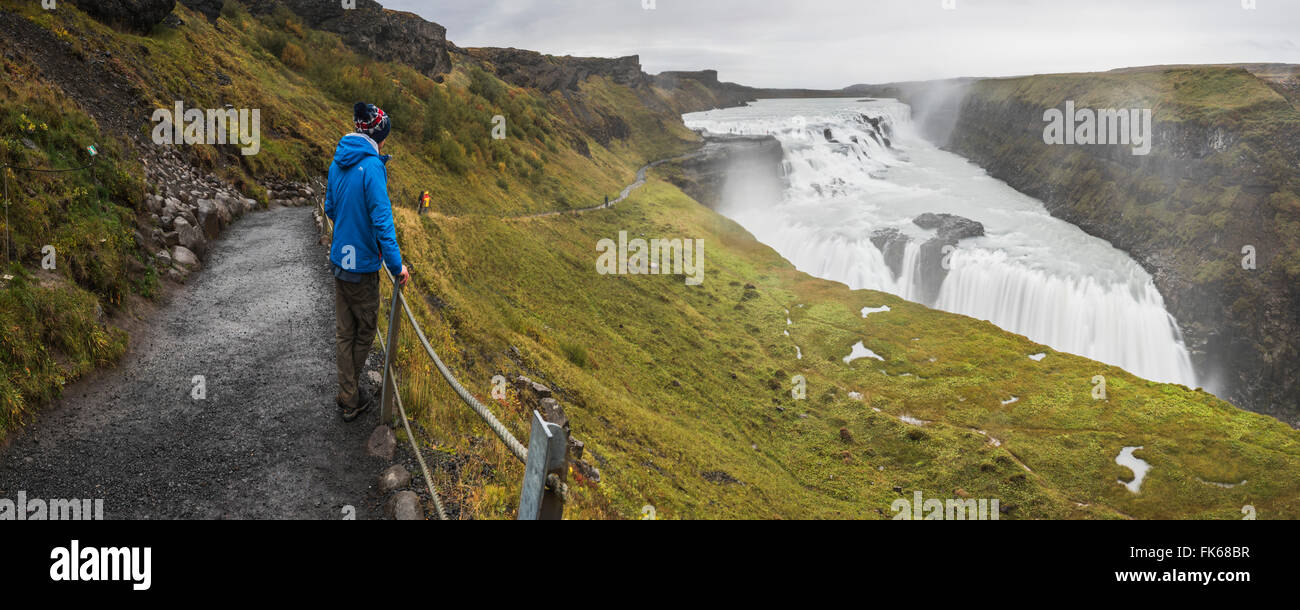 Turistico a Gullfoss cascata nel canyon del fiume Hvita, il Golden Circle, Islanda, regioni polari Foto Stock