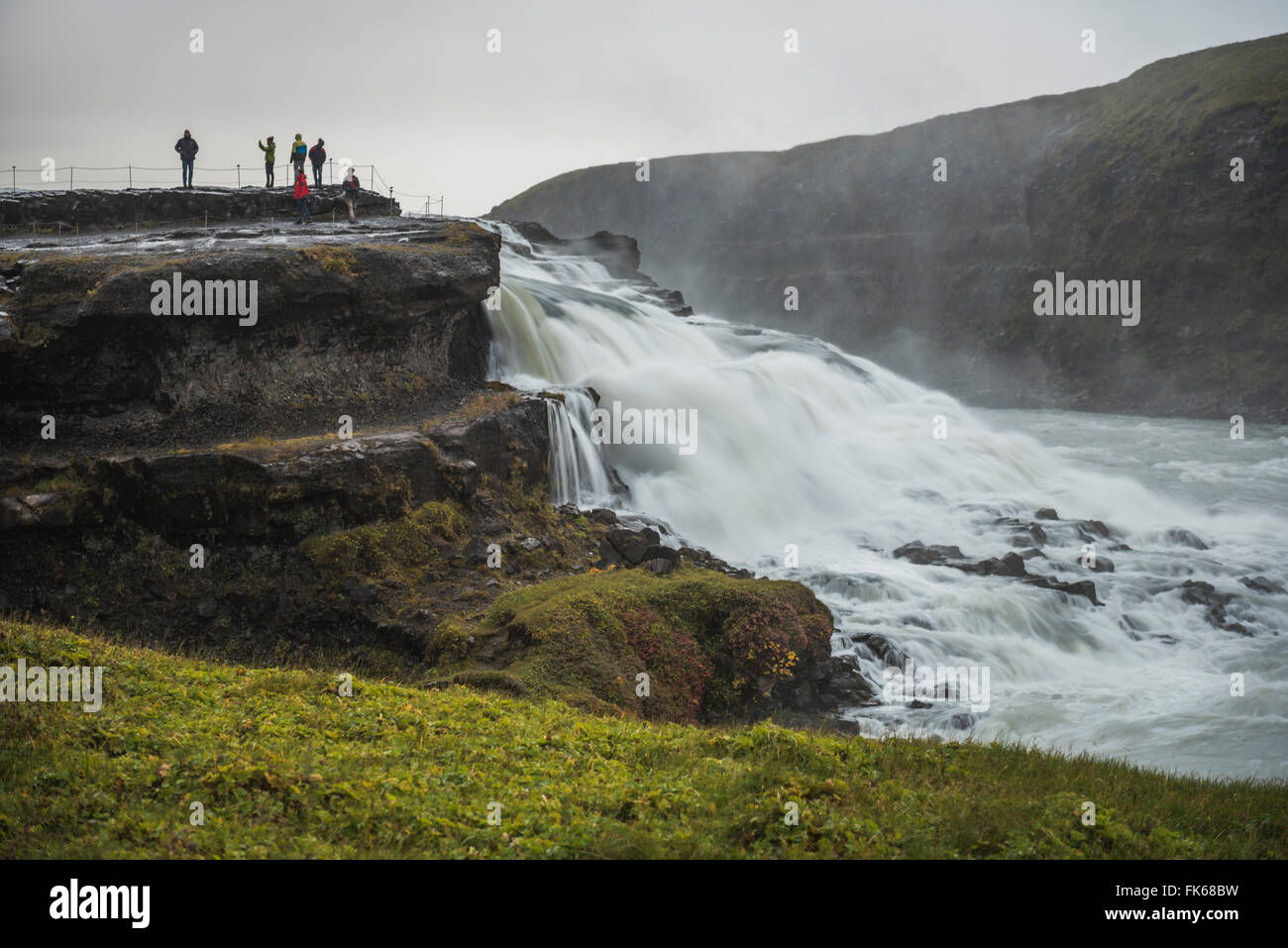I turisti alla cascata di Gullfoss nel canyon del fiume Hvita, il Golden Circle, Islanda, regioni polari Foto Stock