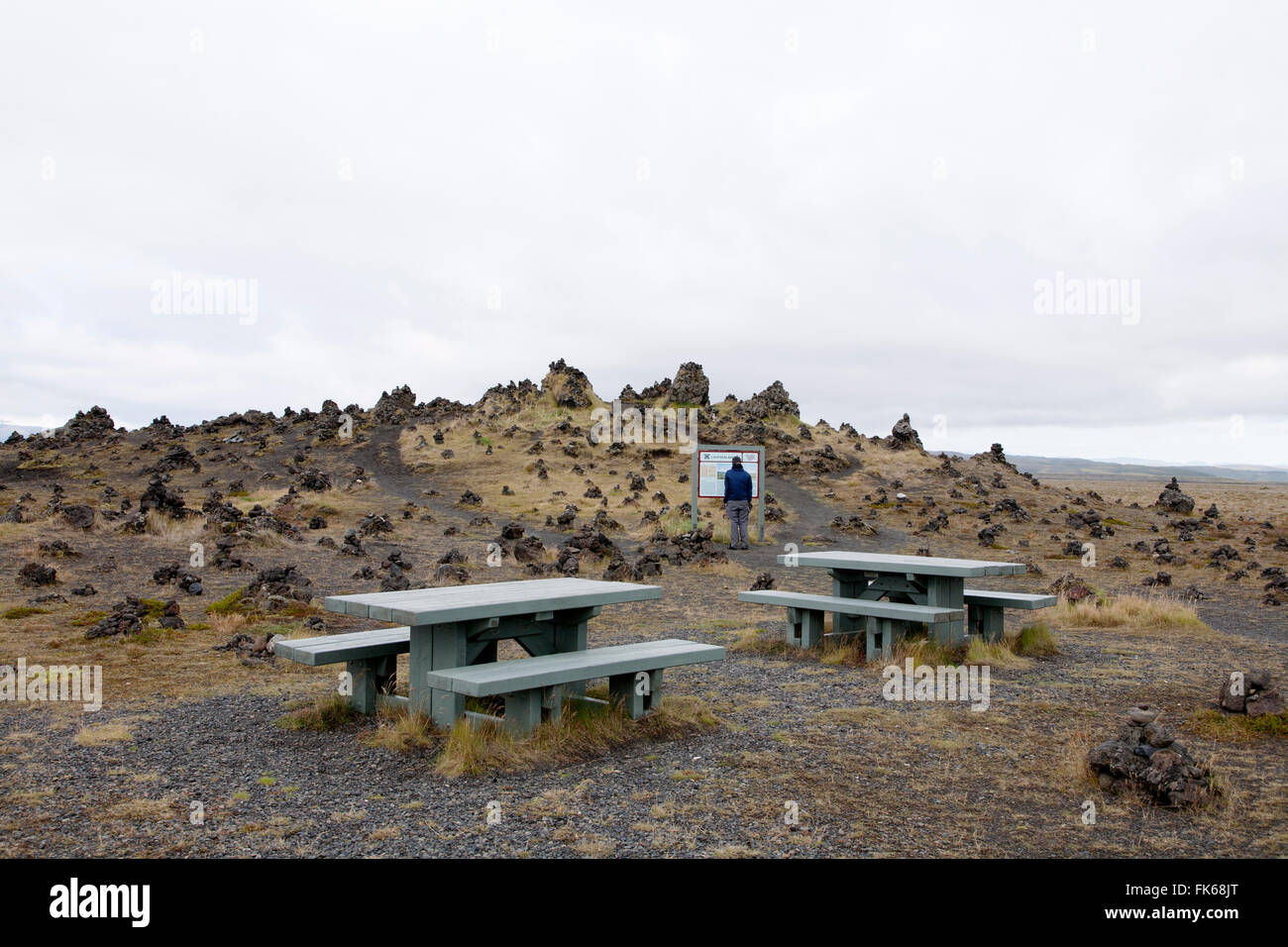 Islanda, panchine in un parcheggio con un turista Foto Stock