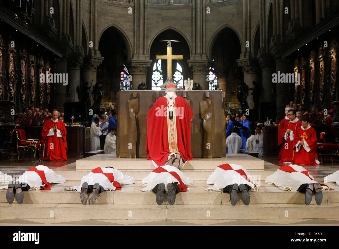 Sacerdote ordinazioni presso la cattedrale di Notre Dame di Parigi, Parigi, Francia, Europa Foto Stock