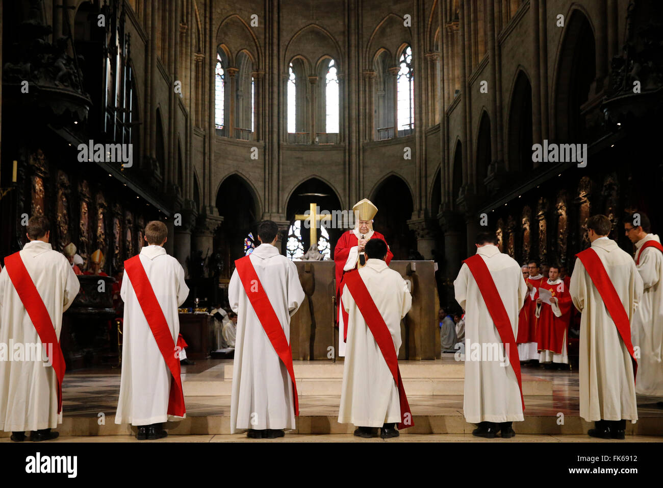 Sacerdote ordinazioni presso la cattedrale di Notre Dame di Parigi, Parigi, Francia, Europa Foto Stock