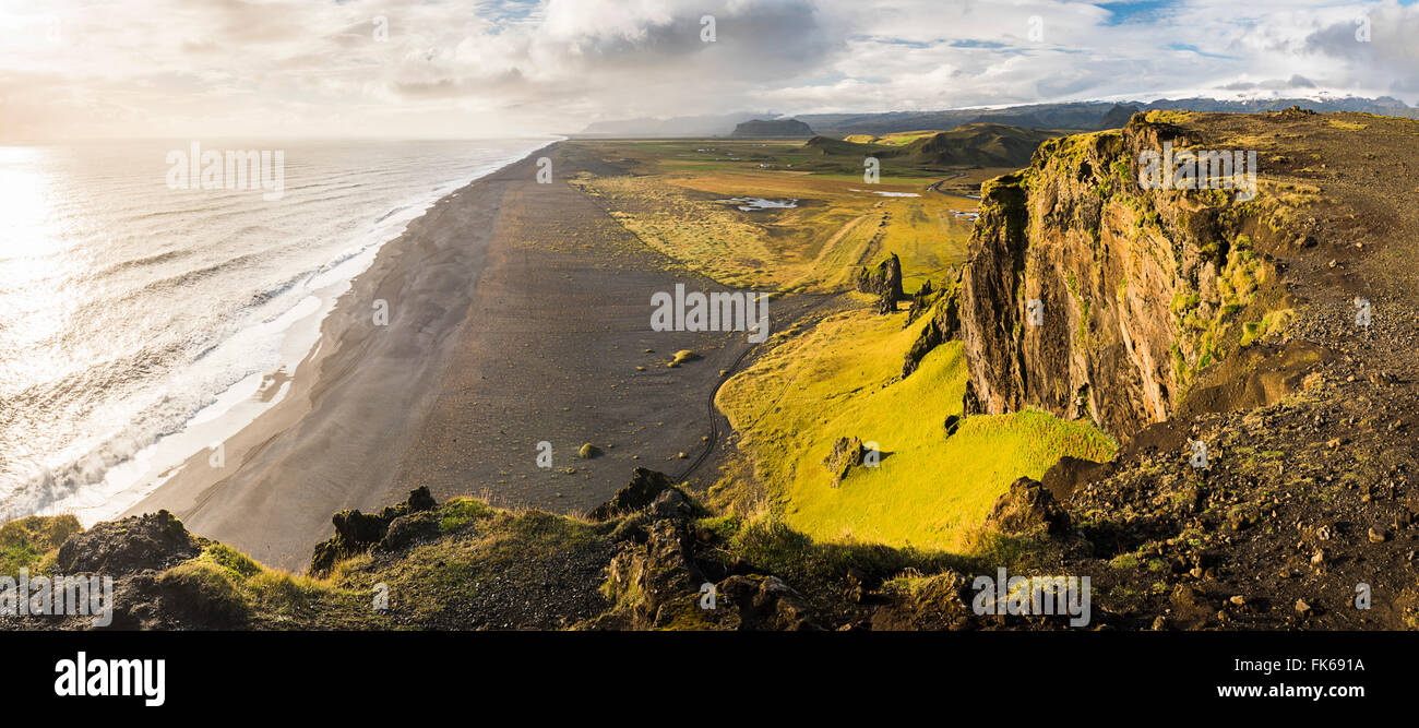 Vista tramonto dalla penisola Dyrholaey, vicino a VIK, Sud Islanda (Sudurland), Islanda, regioni polari Foto Stock