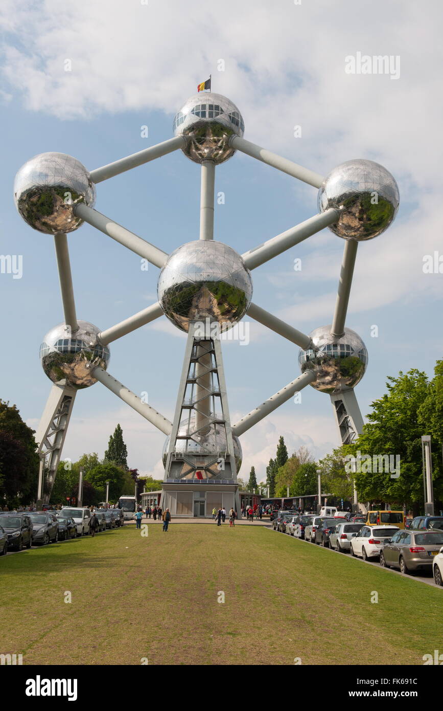 L'Atomium, a forma di una cella elementare di un cristallo di ferro ingrandito 165 miliardi di volte, Bruxelles, Belgio Foto Stock