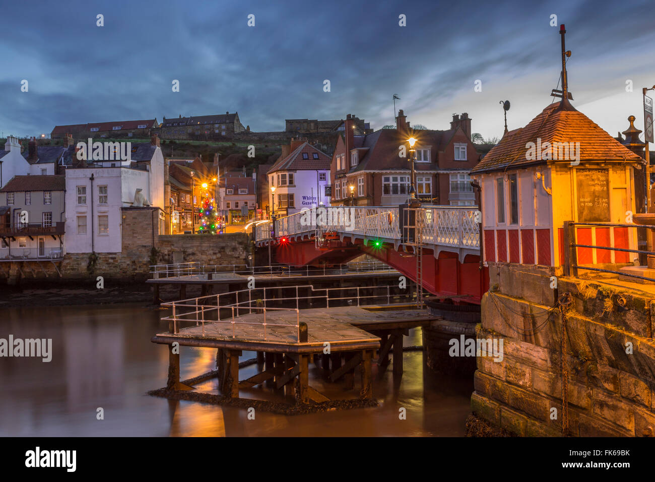 Swing vecchio ponte sul fiume Esk all'alba durante le vacanze di Natale, Whitby, North Yorkshire, Inghilterra, Regno Unito, Europa Foto Stock