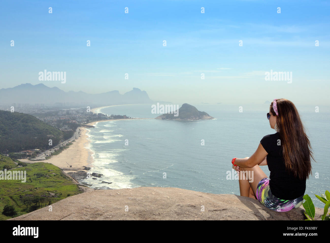 Un escursionista guardando fuori dal punto di vista nel corso del Pontal e Recreio dos Bandeirantes spiagge di Barra da Tijuca, Rio de Janeiro Foto Stock