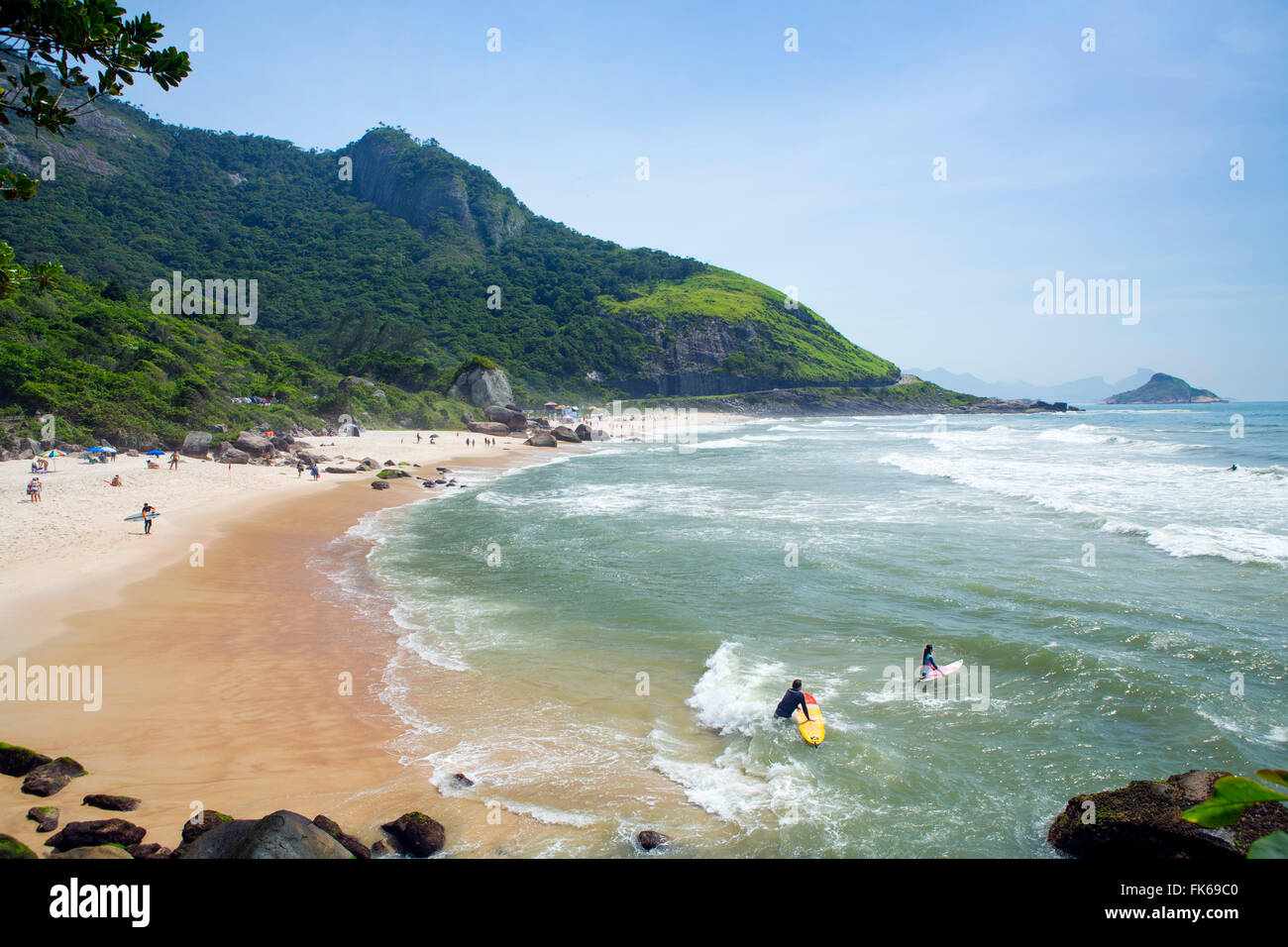 Surfisti sulla Prainha Beach, Barra da Tijuca, Rio de Janeiro, Brasile, Sud America Foto Stock