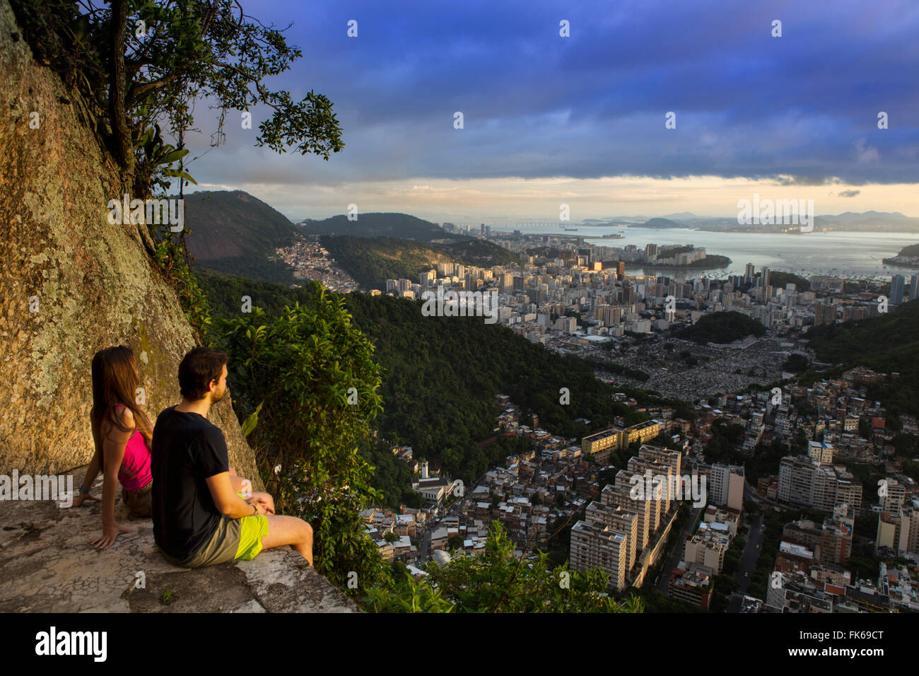 Gli escursionisti che si affacciava su Rio dal Morro dos Cabritos, Rio de Janeiro, Brasile, Sud America Foto Stock