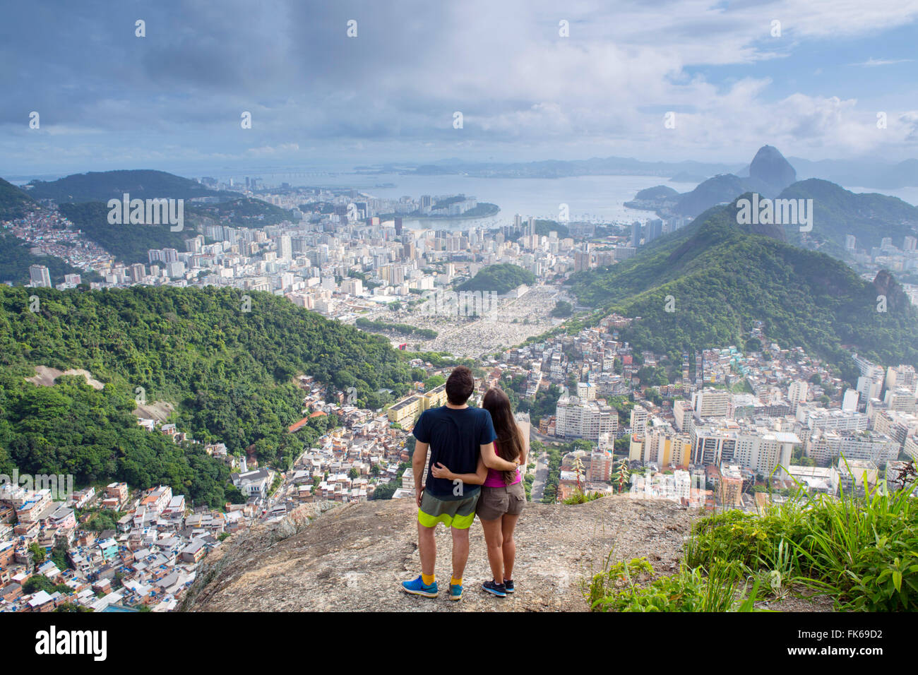 Gli escursionisti che si affacciava su Rio de Janeiro dal Morro dos Cabritos hill, Rio de Janeiro, Brasile, Sud America Foto Stock