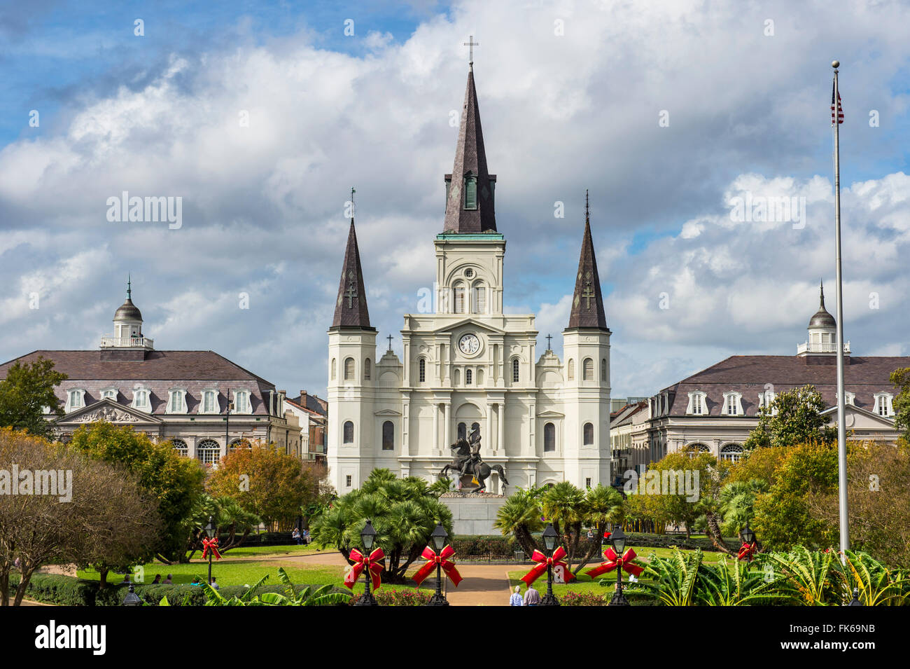 Il vecchio cavallo carri davanti a Jackson Square e la Cattedrale di San Louis, del quartiere francese, New Orleans, Louisiana, Stati Uniti Foto Stock