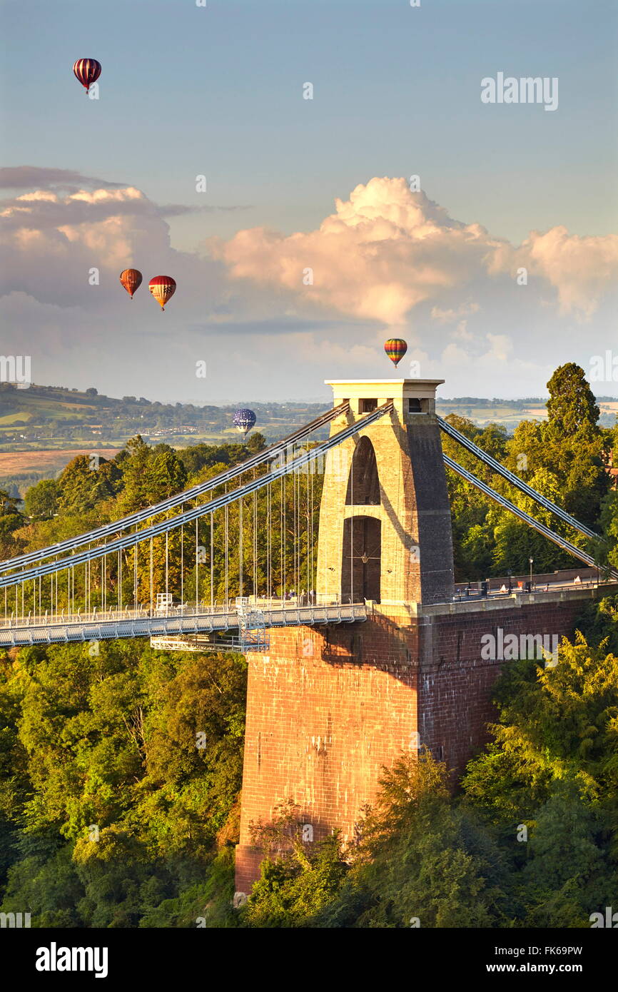 Il ponte sospeso di Clifton, con i palloni ad aria calda nel Bristol Balloon Fiesta in agosto, Clifton, Bristol, Inghilterra Foto Stock
